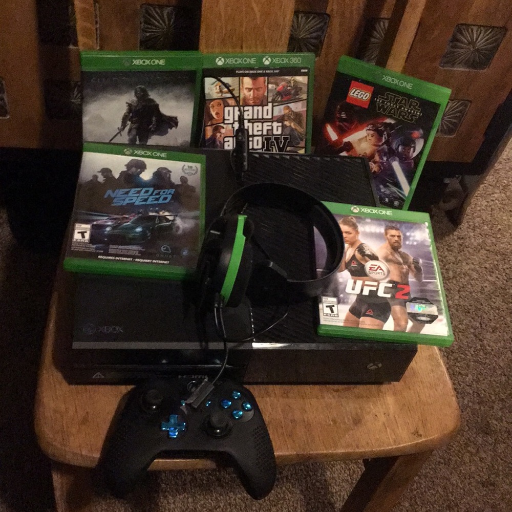 Xbox1 good condition! 4 games,Headset N controller - Picture 4 of 5